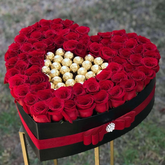 Caja corazón Gran Velvet con 70 rosas rojas y bombones