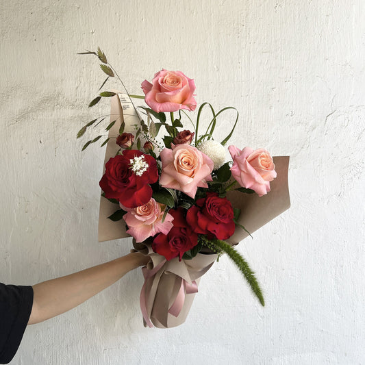 Ramo de 8 rosas florecidas variadas