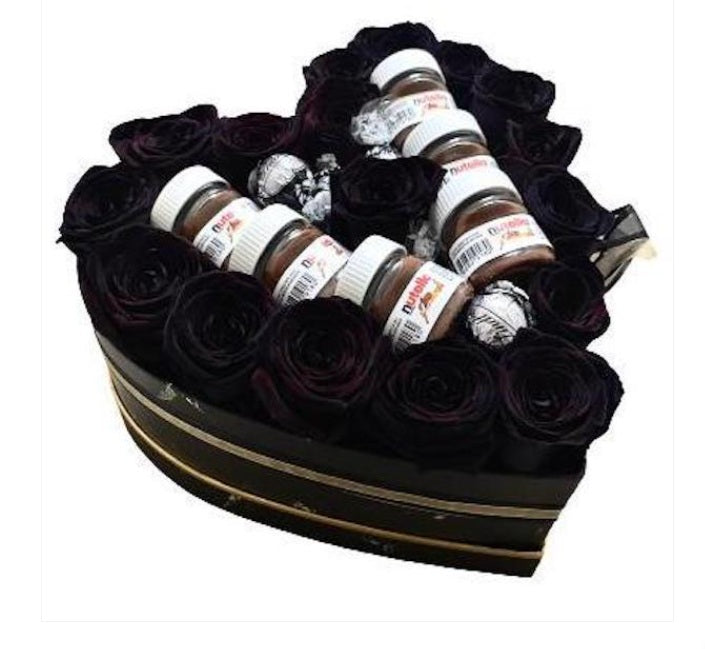 Caja corazón black de rosas negras y cacao Nutella